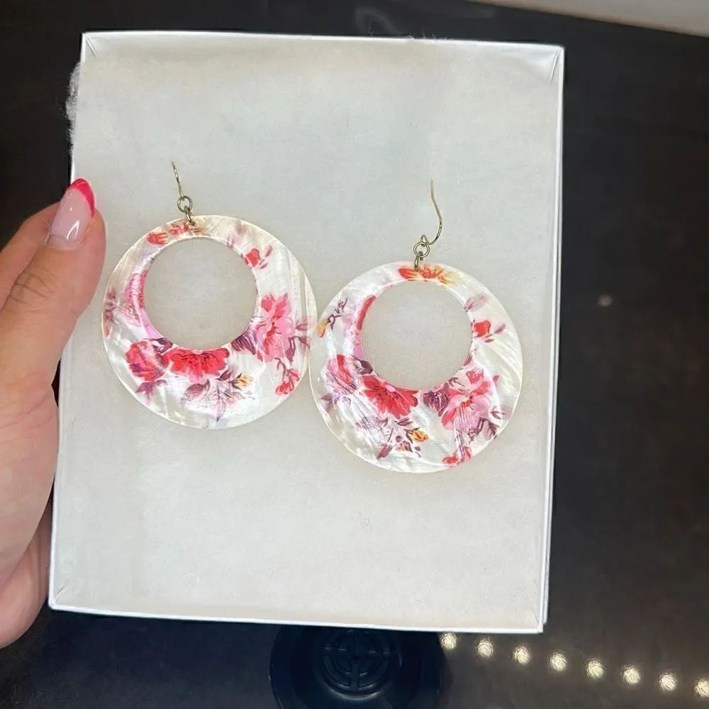 Real Rose Shell Earring- NWOT - Picture 5 of 5